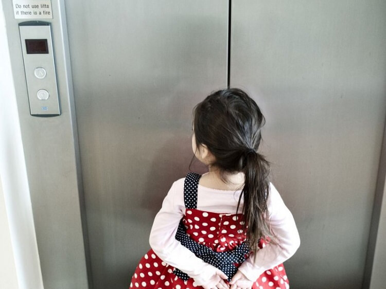Các bậc cha mẹ tuyệt đối nên đi cùng con vào thang máy, tránh để trẻ đi một mình sẽ rất nguy hiểm