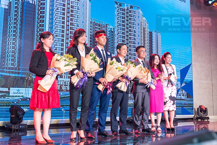 Đại diện chủ đầu tư Khang Điền trao tặng hoa cho đại diện Rever cùng các đối tác chiến lược phân phối dự án SaFira